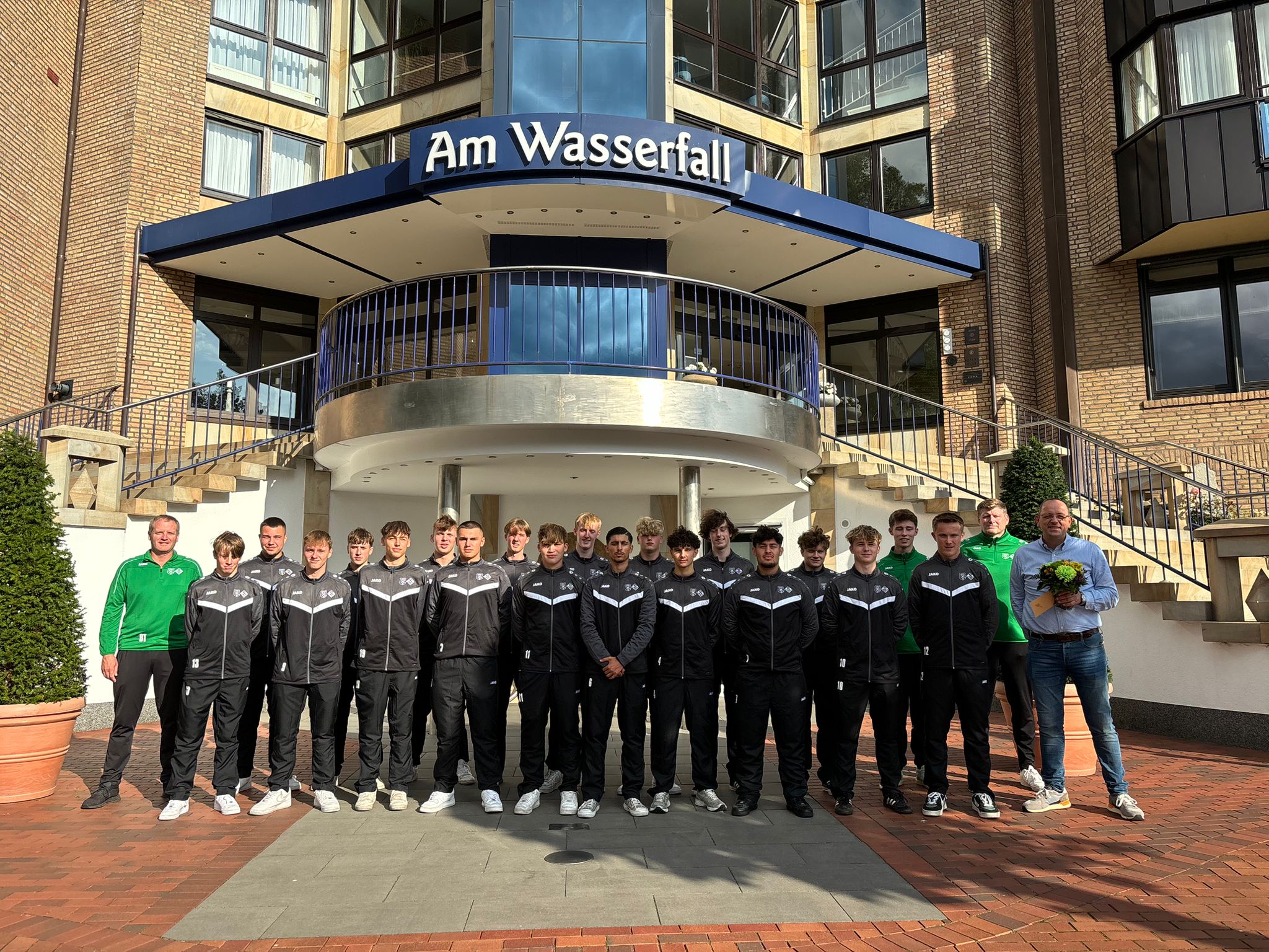 Hotel Am Wasserfall stattet A 1 - Jugend der JSG Darme/ Schepsdorf mit neuen Trainingsanzügen aus